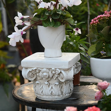 support pot fleurs colonne décorative classique architectural décoration florale sculptée texture granuleuse pots fleurs