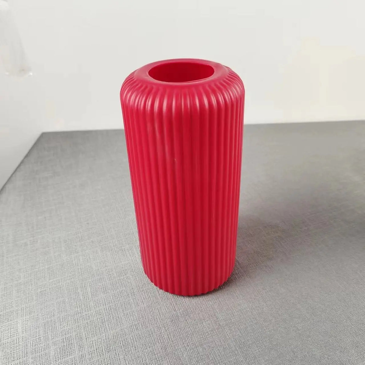 vase moderne gris rose blanc noir vert rayures verticales opacité décoration intérieure table