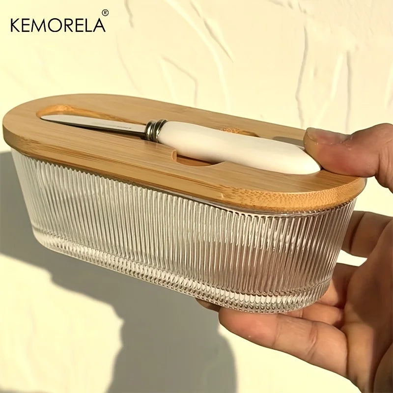 Beurrier en verre avec couvercle scellé placé dans un réfrigérateur moderne