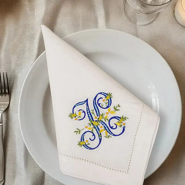 serviette table lin blanc broderie fleurs bleues jaunes décoration mariage