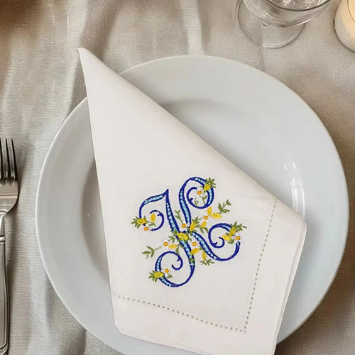 serviette table lin blanc broderie fleurs bleues jaunes décoration mariage