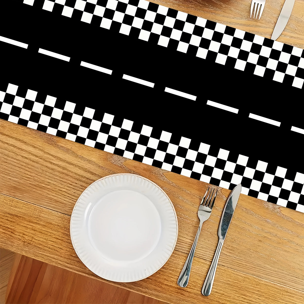 nappe table carreaux noir blanc motif course automobile decoration festive assiettes couvertsbranches sapin