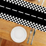 nappe table carreaux noir blanc motif course automobile decoration festive assiettes couvertsbranches sapin