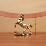 décoration intérieure statuette cheval doré détails fins sculpture cuivre opaque moderne salon