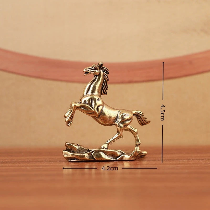 décoration intérieure statuette cheval doré détails fins sculpture cuivre opaque moderne salon