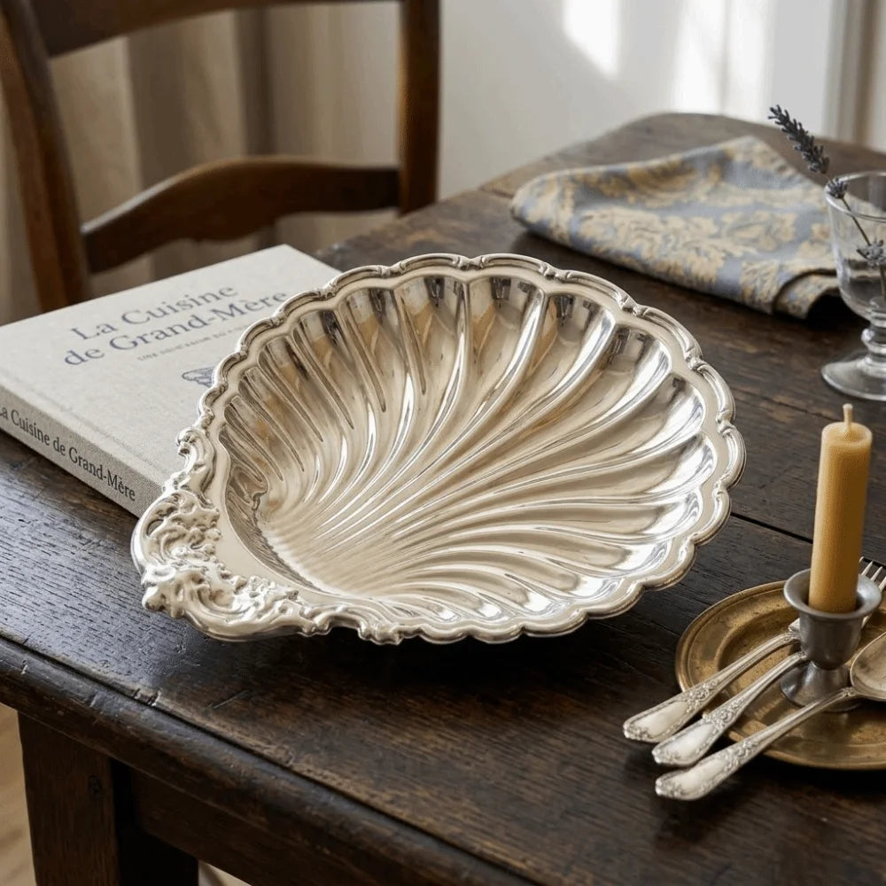 assiette coquillage argenté détails relief plateau gaufré vintage décoration intérieure élégante motifs floraux rustique