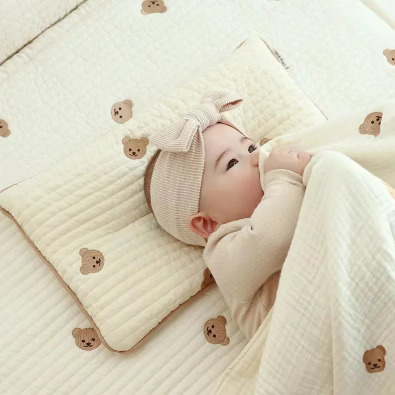 oreiller bébé ours motif animal brodé couverture douce enfant minimaliste texture gaufrée couleurs pastel