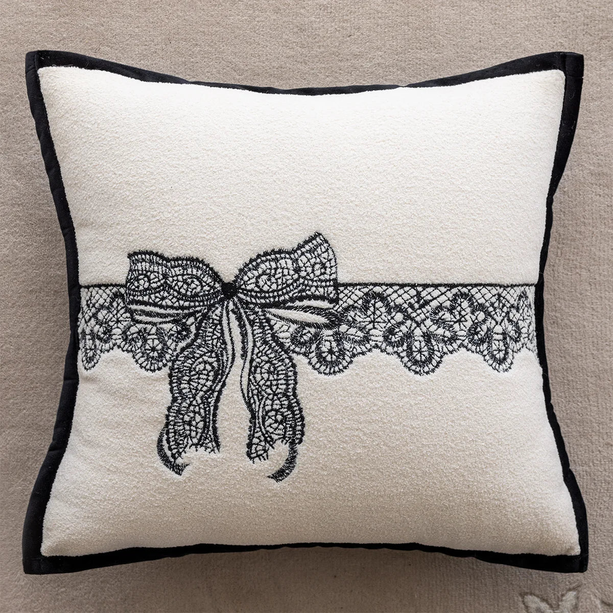 taies d'oreillers élégantes polyester chenille motif dentelle 45x45cm blanc noir decoration maison hospitalière