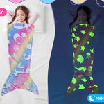 Cette image présente deux couvertures de mérinos pour enfants, l'une avec un motif coloré de licorne et l'autre avec des motifs luminescents de créatures marines.