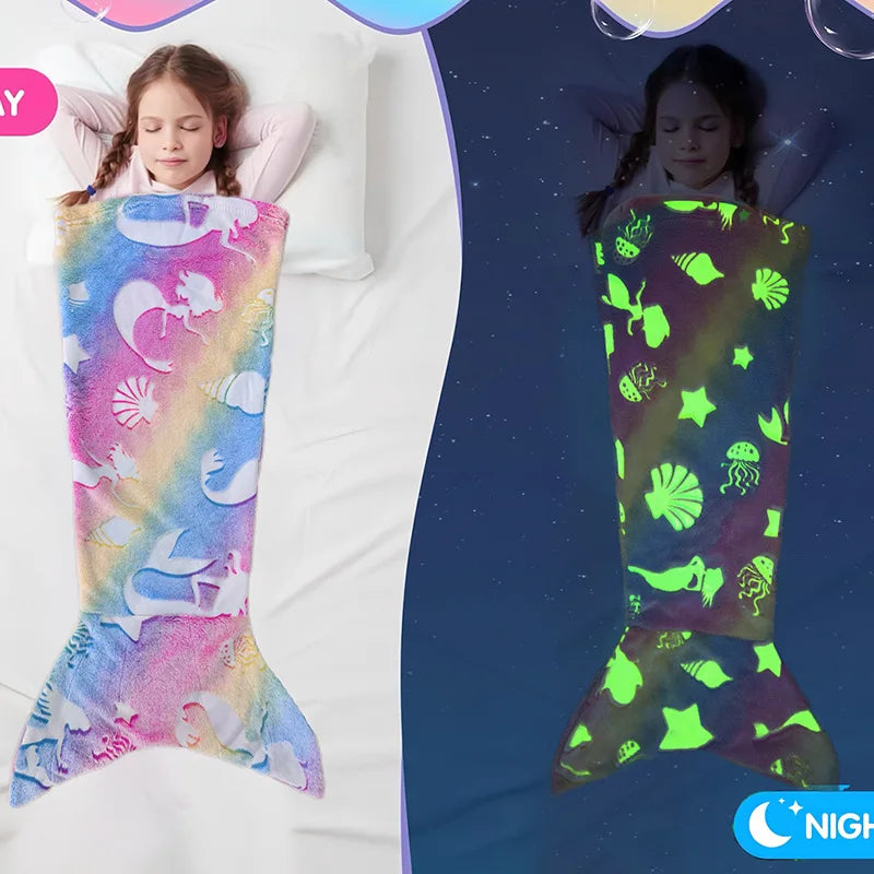 Cette image présente deux couvertures de mérinos pour enfants, l'une avec un motif coloré de licorne et l'autre avec des motifs luminescents de créatures marines.