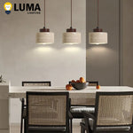 Suspension lumineuse pierre beige clair texture granulée moderne câble noir chambre salon