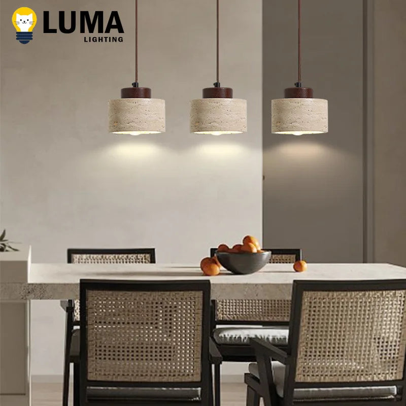 Suspension lumineuse pierre beige clair texture granulée moderne câble noir chambre salon