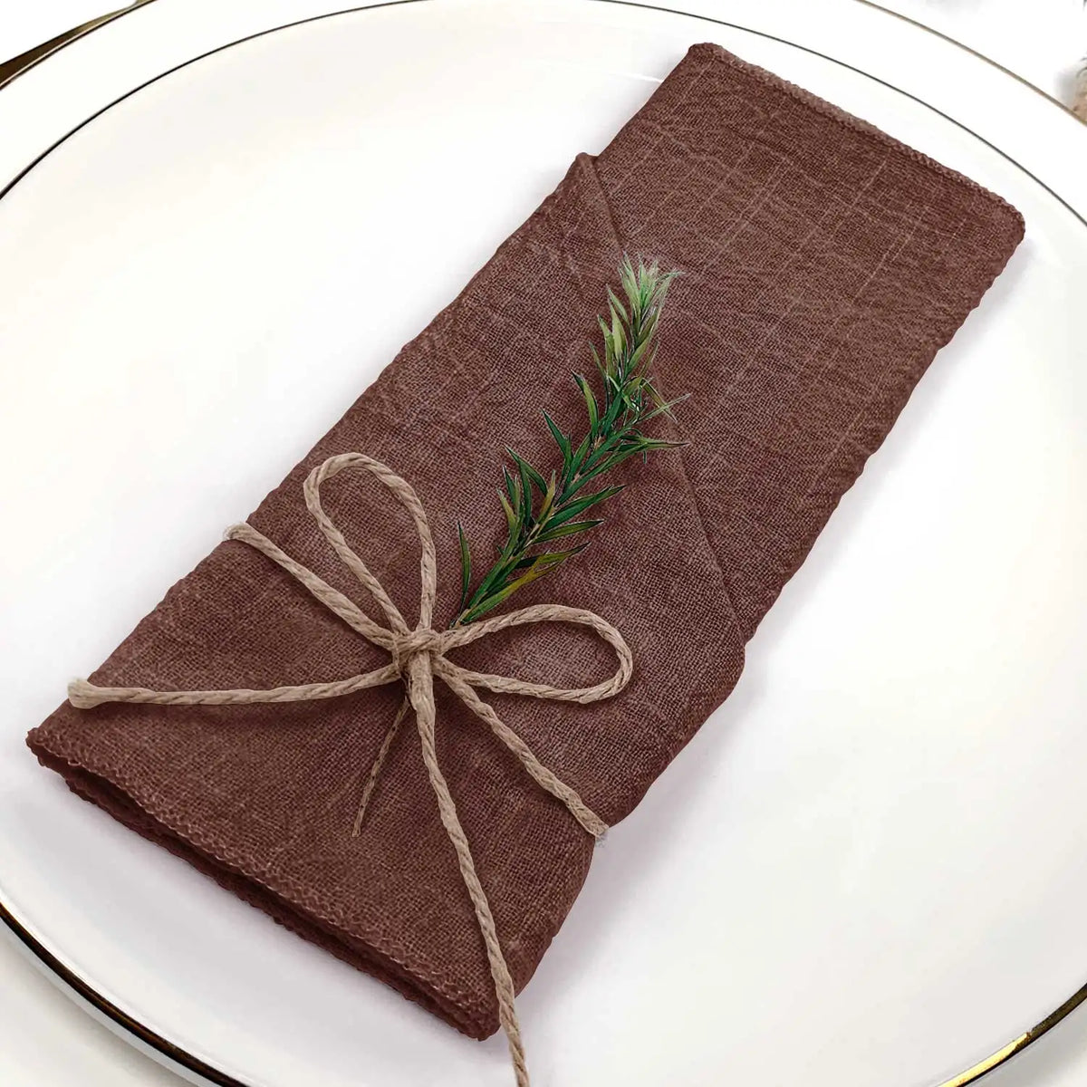 serviette lin bleu clair classique anneau métallique ruban coton fleur herbe séchée table mariage