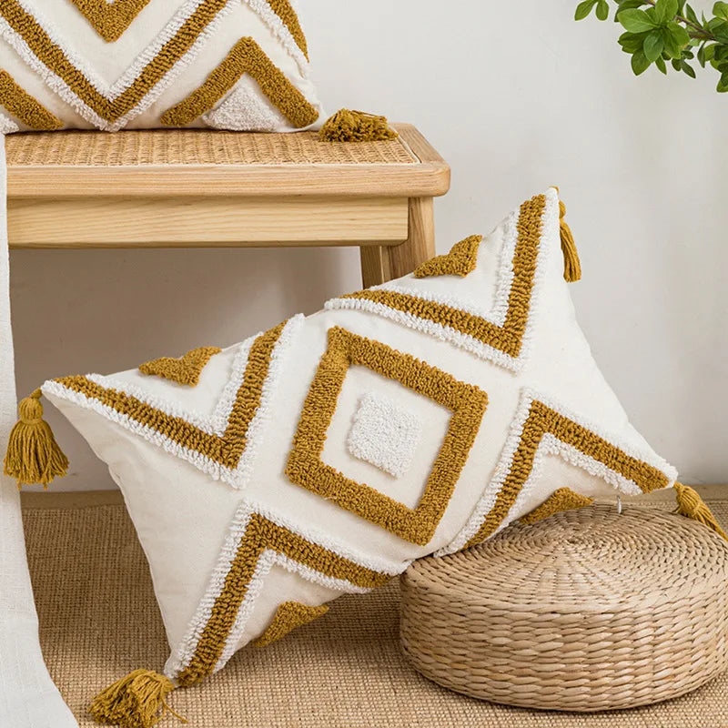 coussin décoratif boho chic blanc bleu marron beige doré motifs géométriques pompons coton