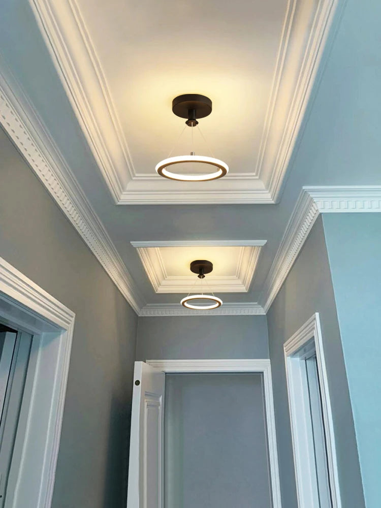 suspension lumineuse moderne led anneau blanc doré fer opaque chambre salon decoration intérieure chaine