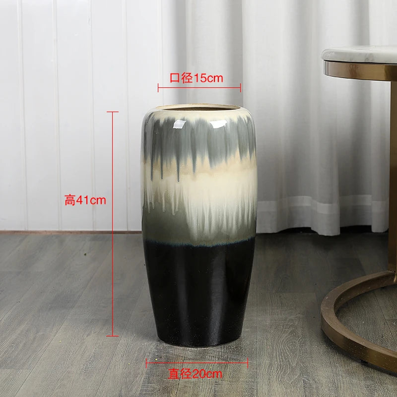 Un vase décoratif de 41 cm de hauteur et 15 cm de diamètre, avec un motif dégradé de couleurs neutres.