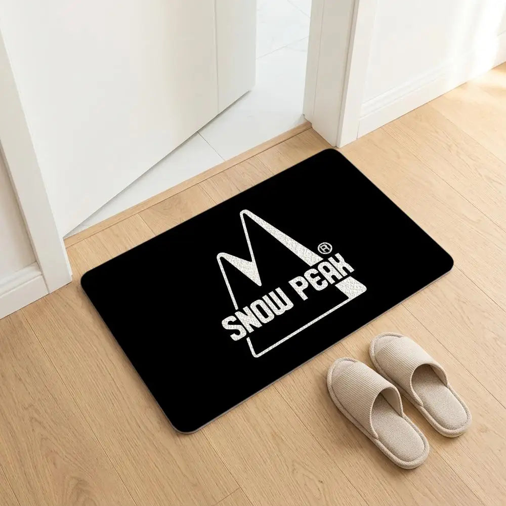 tapis sol noir logo snow peak minimaliste antidérapant bain moderne camping usage