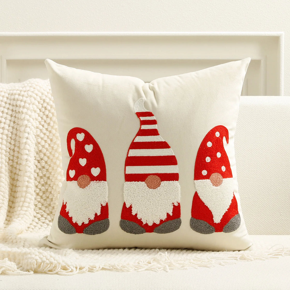 housses coussins noël gnomes flocons brodés texture duveteuse carrées polyester coton pompons festive decoration