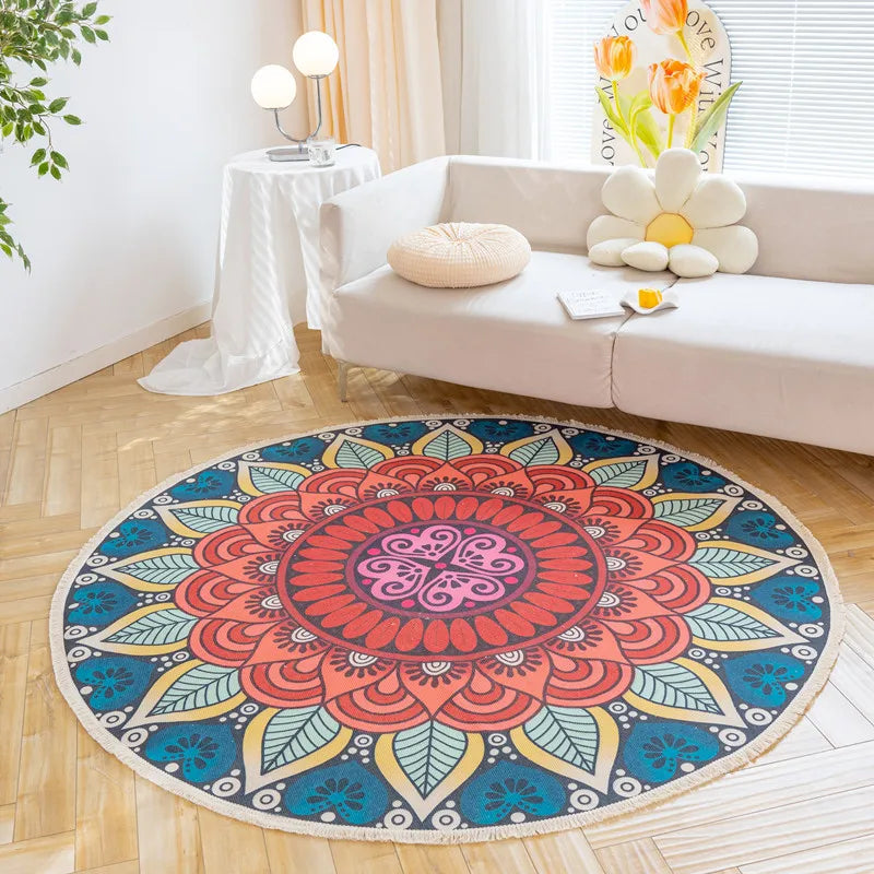 Un magnifique tapis rond coloré avec un motif de mandala décoratif, conçu pour apporter une touche d'élégance et de style à l'intérieur.