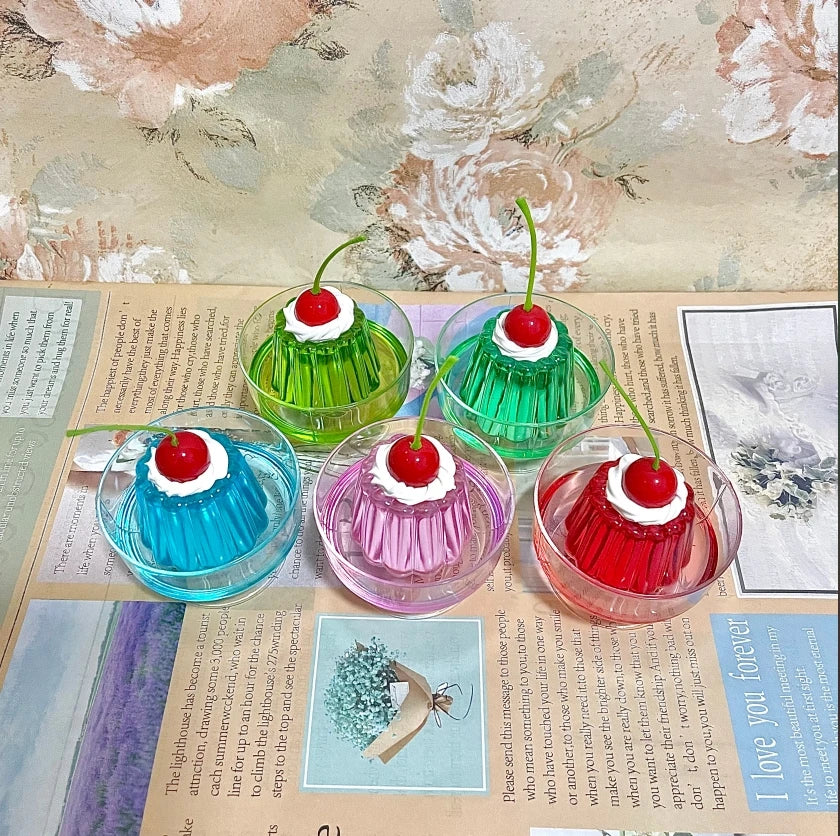 décoration anniversaire pots gel coloré crème fouettée cerises verre vintage transparent rose