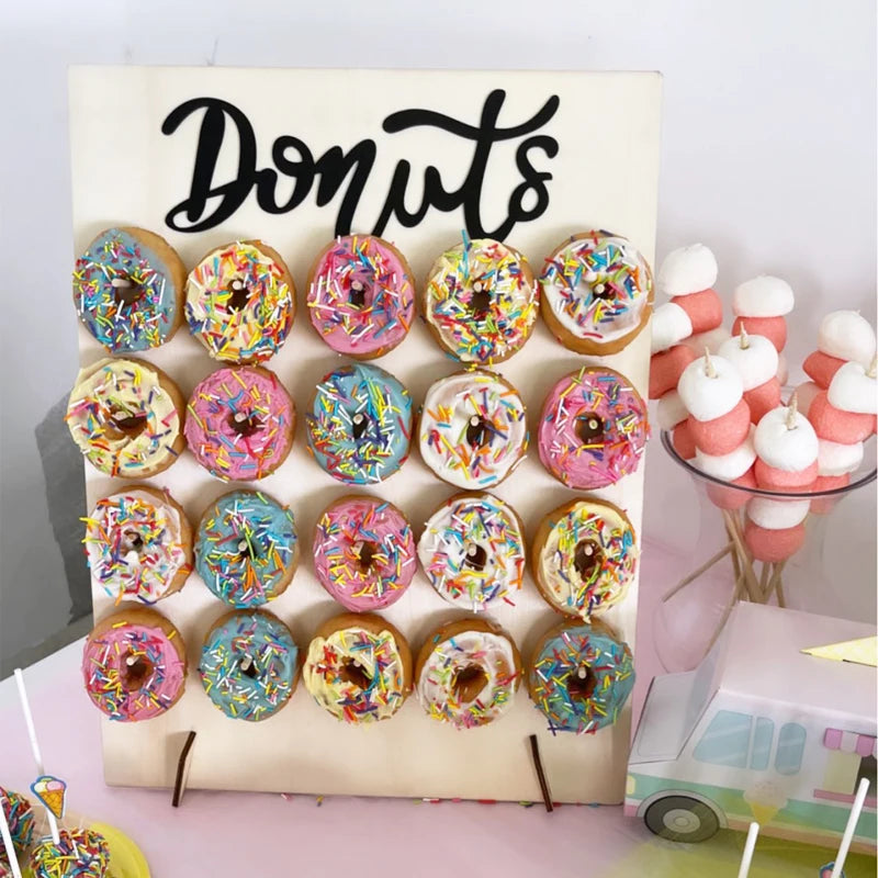 présentoir donuts bois rustique décoration mariage anniversaire événementiel hexagonal rectangulaire decorations multicolore vermicelles marshmallows