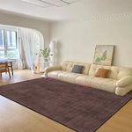 Ce salon lumineux et cosy avec son canapé beige et son tapis brun est un endroit chaleureux et accueillant.