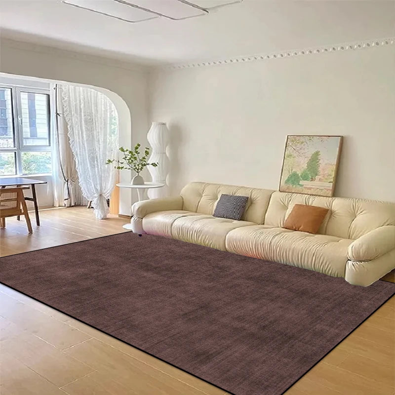 Ce salon lumineux et cosy avec son canapé beige et son tapis brun est un endroit chaleureux et accueillant.