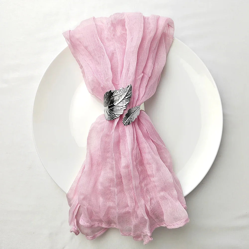serviettes tissu polyester pliées gris rose vert texture ondulée clips métalliques classiques maison restaurant