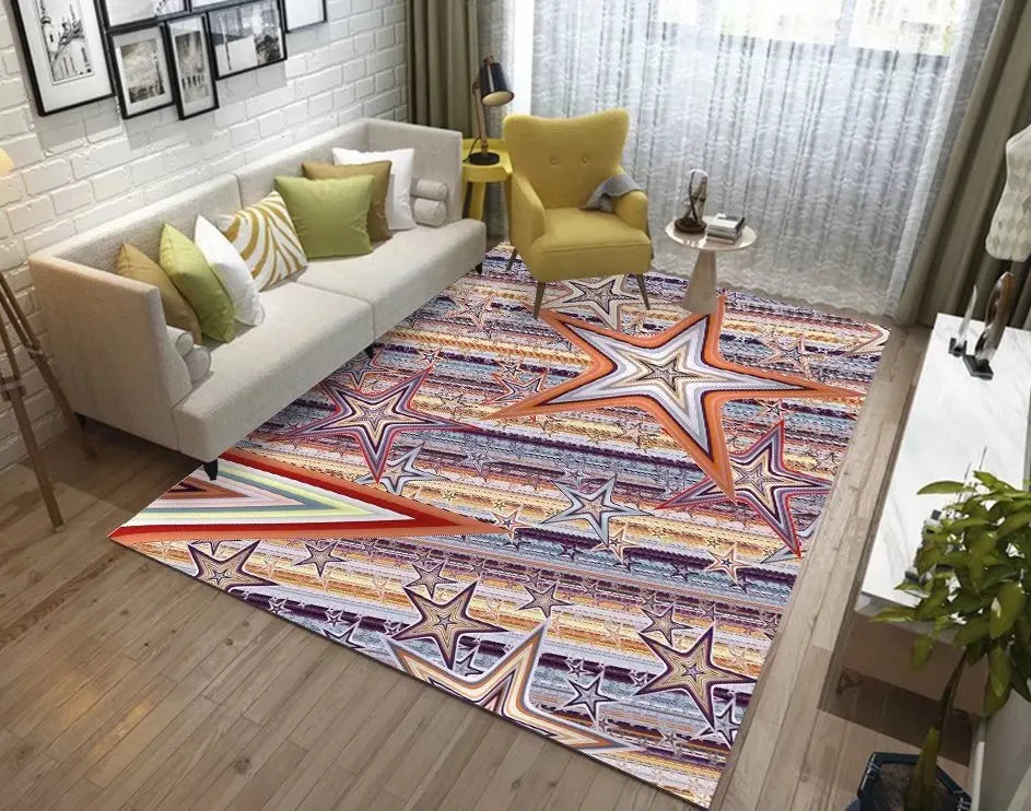 Tapis design géométrique avec motifs étoilés colorés, aménagé dans un salon moderne avec canapé blanc et fauteuil jaune.