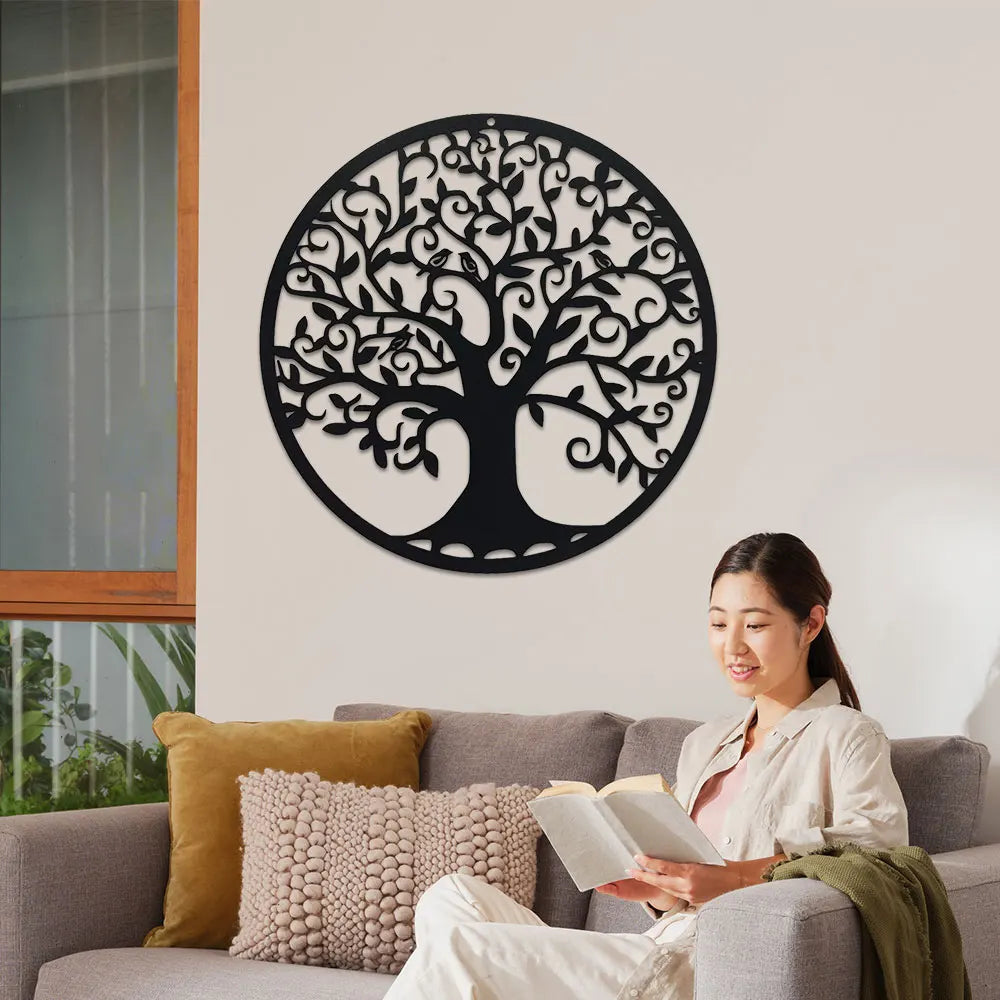 Arbre de vie mural dans une chambre à coucher avec décoration naturelle