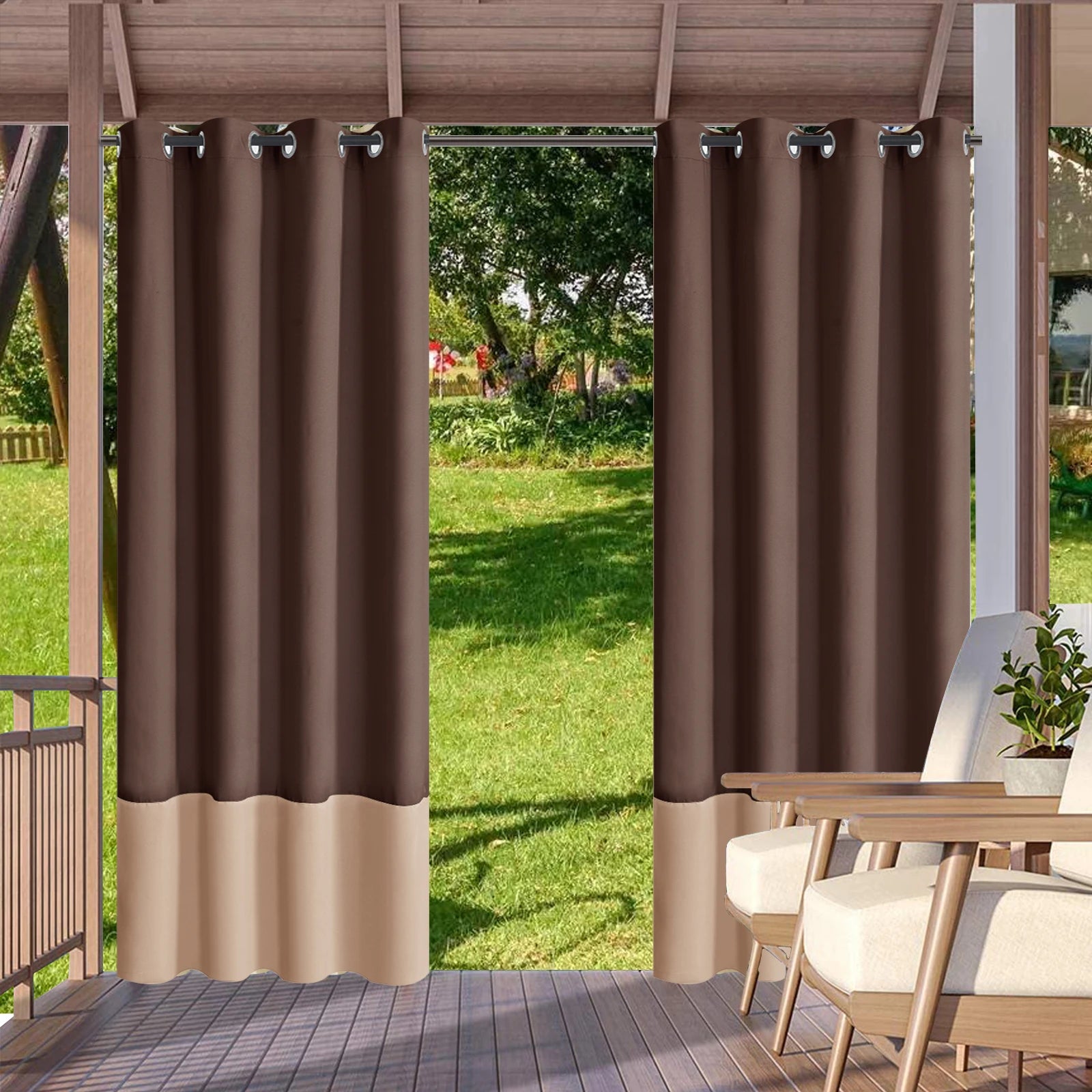 Rideaux extérieurs bicolores marron et beige installés sur une terrasse couverte avec mobilier d’extérieur.