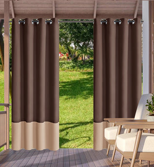 Rideaux extérieurs bicolores marron et beige installés sur une terrasse couverte avec mobilier d’extérieur.