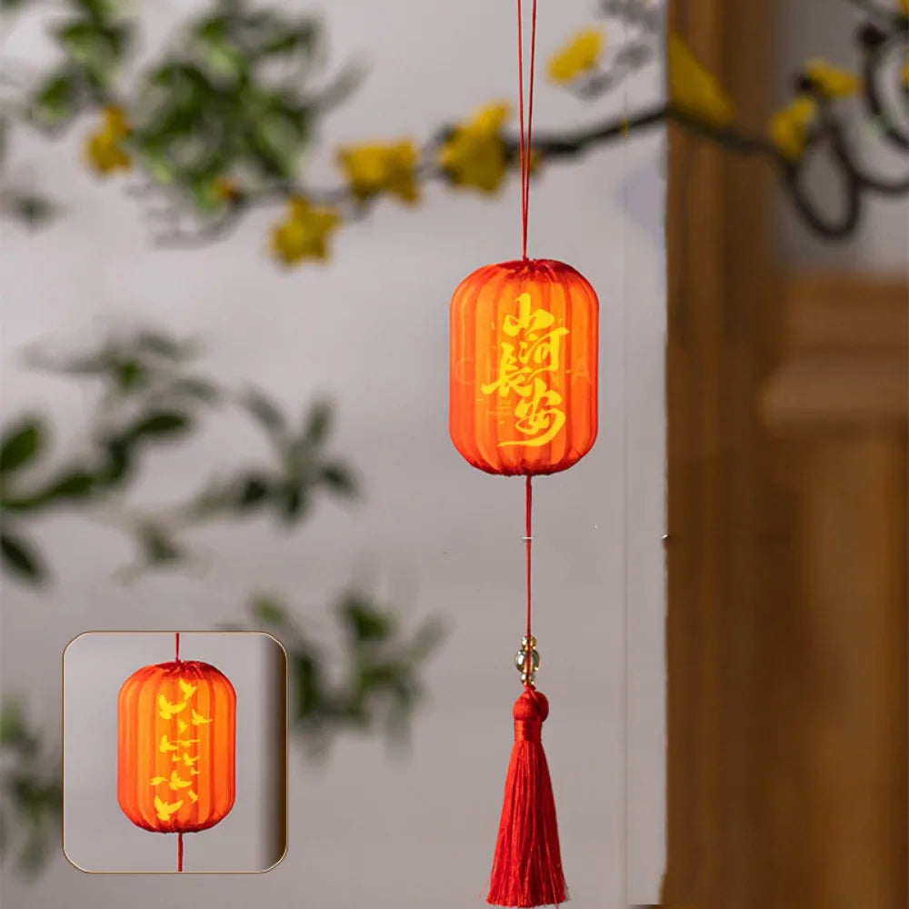lanternes décoratives traditionnelles anniversaire blanc jaune rouge pompons lettres chinoises motifs floraux chaîne métallique