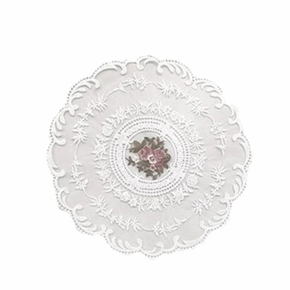 nappe table décorative brodée dentelle fleur rose motif circulaire vintage shabby chic semi transparent