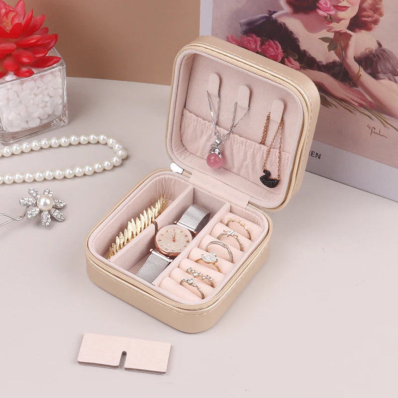 boîte bijoux zippée velours rose pâle moderne élégante femme bracelet boucles doreilles collier montre