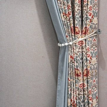 rideaux floraux décoratifs arts and crafts motifs texturés couleurs variées fenêtre moderne
