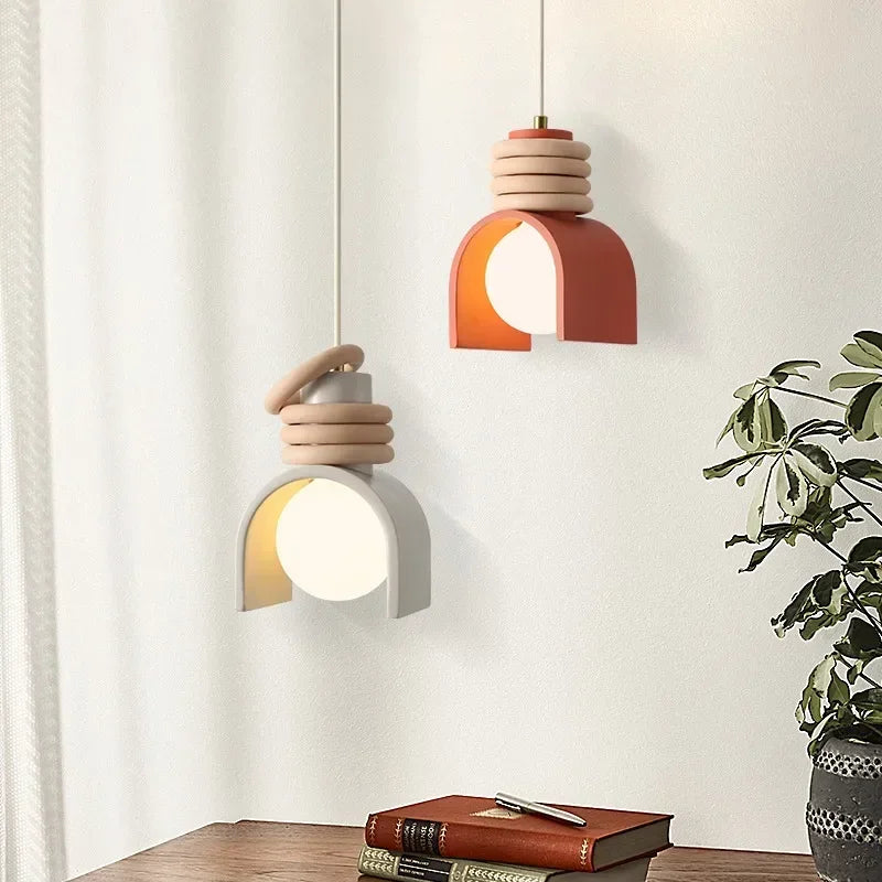 lampe suspendue moderne scandinave rouge beige blanc formes géométriques interrupteur bouton