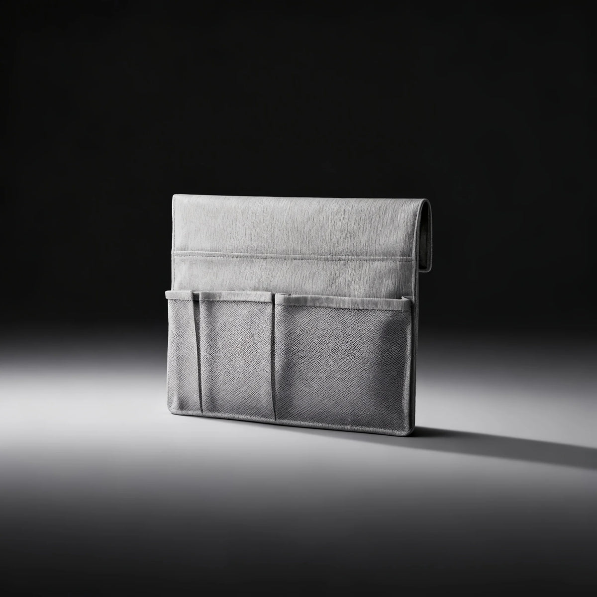 organisateur suspendu tissu texturé gris clair beige poches filet tablette rangement lit bébé