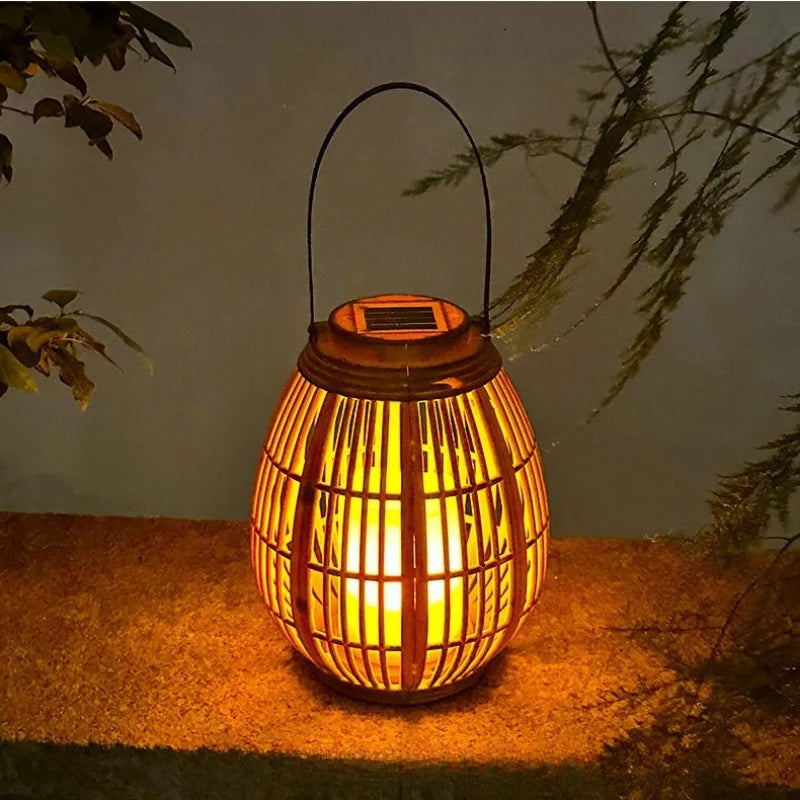 lanterne solaire led beige clair structure bois tressée rustique extérieure ambiance zen bohème