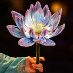 fleur artificielle lumineuse rose blanche bleue violette jaune feuilles fines nervures centre lumineux poignée
