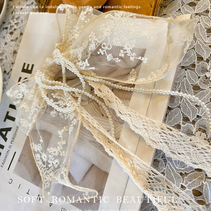 ruban decoratif broderie florale dentelle blanc beige romantique inclusion fenetre modernehôtel