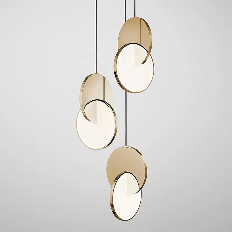suspension lumineuse contemporaine dorée blanche métallique minimaliste salon chambre d'hôtel