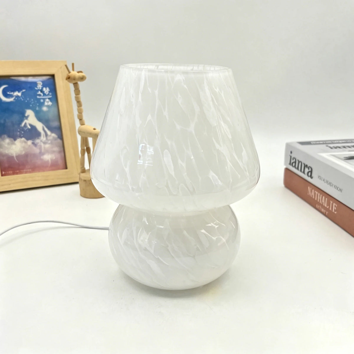 lampe table moderne verre blanc rayures horizontales opaque alimentée USB chambre salon decoration intérieure