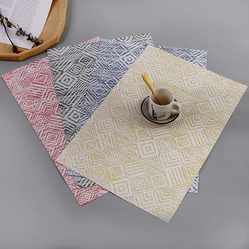 tapis table moderne rouge blanc gris carrés diagonales 45x30cm PVC respectueux environnement