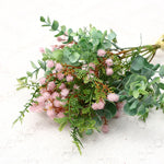 décoration intérieure bouquet artificiel feuilles vertes fleurs blanches jaunes roses naturel salon jardin