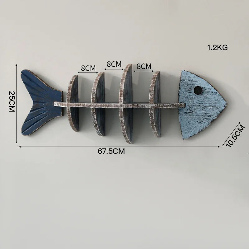étagère murale poisson bois bleu gris vertèbres décorative plantes artificielles bouteilles parfum lanterne photo