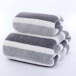 Ensemble de serviettes de bain à rayures noires sur fond blanc
