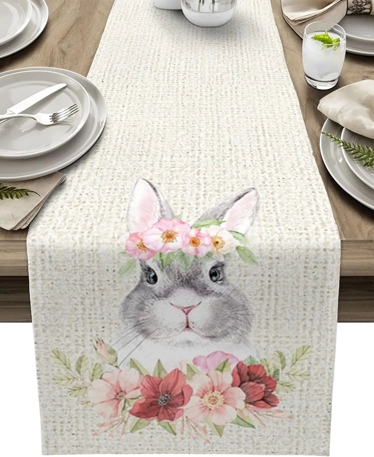 Une belle composition florale autour d'un visage mignon de lapin gris.