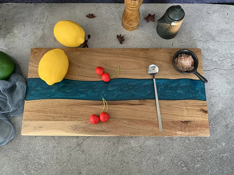 planches découper bois naturel bleu résine artisanale modernes cuillère couteau fourchette citron cerises épices