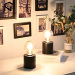 Lampe de table noire utilisée comme décoration sur étagère